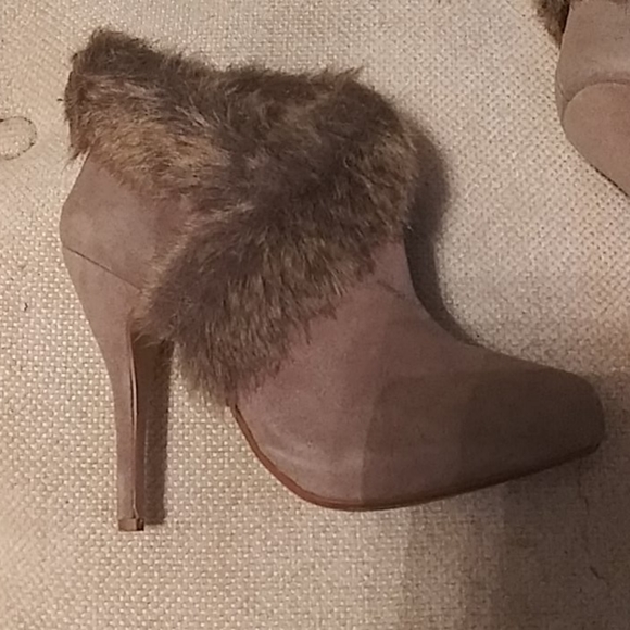 COLIN STUART BEIGE SUEDE AND FUR BOOTIES - Picture 3 of 10